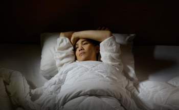 4 việc phụ nữ làm trước khi đi ngủ có thể đẩy nhanh quá trình lão hóa của cơ thể nhưng nhiều người không biết vẫn làm hàng ngày - Ảnh 3.