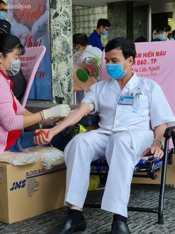 Bác sĩ Sài Gòn hiến máu cứu người giữa mùa dịch COVID-19 - Ảnh 1.