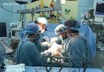 Bé gái 8 tuổi ở Đà Lạt bất ngờ chảy máu V*ng k*n, phải xuống TP.HCM phẫu thuật vì sa niêm mạc niệu đạo - Ảnh 3.