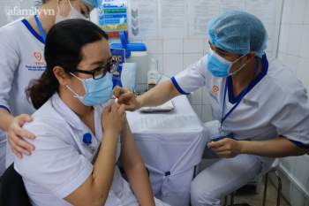 Những mũi tiêm vắc xin phòng COVID-19 đầu tiên đã được tiêm tại Hà Nội, Hải Dương và TP. HCM - Ảnh 18.