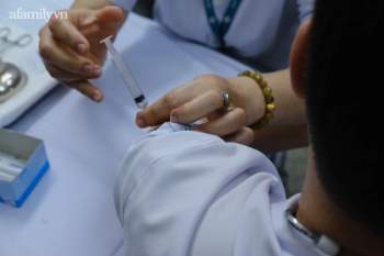 Những mũi tiêm vắc xin phòng COVID-19 đầu tiên đã được tiêm tại Hà Nội, Hải Dương và TP. HCM - Ảnh 17.