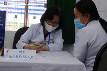 Những mũi tiêm vắc xin phòng COVID-19 đầu tiên đã được tiêm tại Hà Nội, Hải Dương và TP. HCM - Ảnh 16.