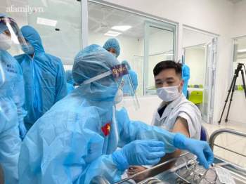 Những mũi tiêm vắc xin phòng COVID-19 đầu tiên đã được tiêm tại Hà Nội và Hải Dương - Ảnh 15.