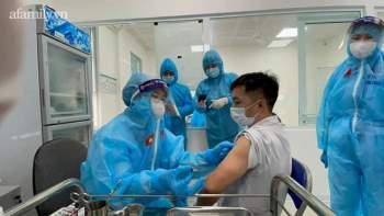 Những mũi tiêm vắc xin phòng COVID-19 đầu tiên đã được tiêm tại Hà Nội và Hải Dương - Ảnh 14.