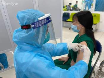 Những mũi tiêm vắc xin phòng COVID-19 đầu tiên đã được tiêm tại Hà Nội và Hải Dương - Ảnh 13.