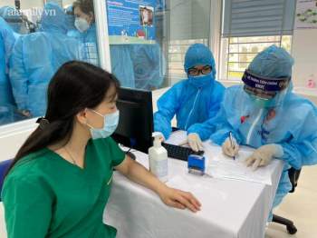 Những mũi tiêm vắc xin phòng COVID-19 đầu tiên đã được tiêm tại Hà Nội và Hải Dương - Ảnh 10.