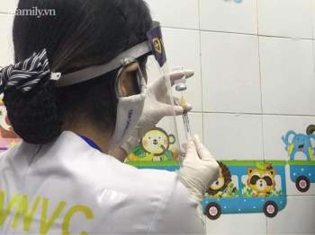 Những mũi tiêm vắc xin phòng COVID-19 đầu tiên đã được tiêm tại Hà Nội và Hải Dương - Ảnh 9.