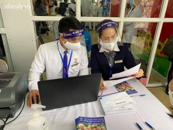 Những mũi tiêm vắc xin phòng COVID-19 đầu tiên đã được tiêm tại Hà Nội và Hải Dương - Ảnh 6.