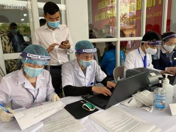 Những mũi tiêm vắc xin phòng COVID-19 đầu tiên đã được tiêm tại Hà Nội và Hải Dương - Ảnh 5.
