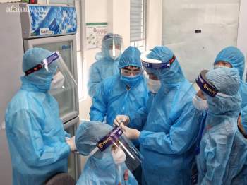 Những mũi tiêm vắc xin phòng COVID-19 đầu tiên đã được tiêm tại Hà Nội và Hải Dương - Ảnh 3.