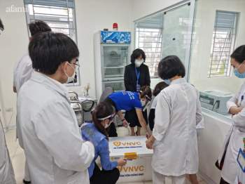 Những mũi tiêm vắc xin phòng COVID-19 đầu tiên đã được tiêm tại Hà Nội và Hải Dương - Ảnh 2.