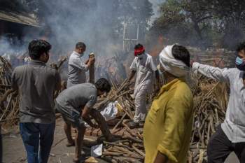 Ấn Độ: Nhân viên lò hỏa táng kiệt sức, người Ch?t nhiều đến mức phải chặt cây trong công viên để hỏa táng - Ảnh 3.