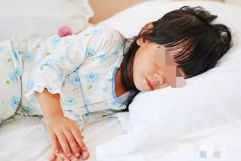 Nội tâm của đứa trẻ có thể tiết lộ qua tư thế ngủ, nếu con thuộc loại thứ 3, bố mẹ nên quan tâm nhiều hơn - Ảnh 3.