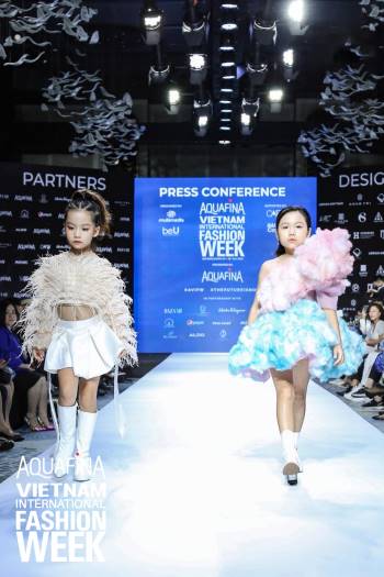 Họp báo Aquafina Tuần lễ thời trang Quốc tế Việt Nam: Phương Mai khoe vòng 1 thách thức, hé lộ mẫu thiết kế trong BST mở màn đến từ NTK Công Trí - Ảnh 12.