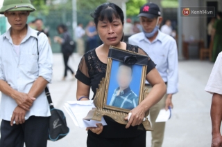 Hoãn phiên xử vụ nam sinh chạy Grab bị sát hại ở Hà Nội, mẹ và chị gái nạn nhân thất thần ra về - Ảnh 1.