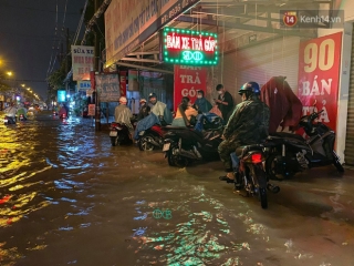 Trận ngập lớn nhất ở Sài Gòn từ đầu năm: Nhiều tuyến phố biến thành sông, hàng loạt phương tiện Ch?t máy - Ảnh 11.
