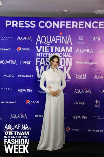 Họp báo Aquafina Tuần lễ thời trang Quốc tế Việt Nam: Phương Mai khoe vòng 1 thách thức, hé lộ mẫu thiết kế trong BST mở màn đến từ NTK Công Trí - Ảnh 3.