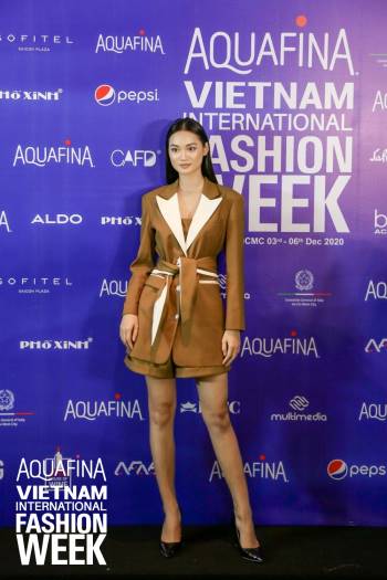 Họp báo Aquafina Tuần lễ thời trang Quốc tế Việt Nam: Phương Mai khoe vòng 1 thách thức, hé lộ mẫu thiết kế trong BST mở màn đến từ NTK Công Trí - Ảnh 1.