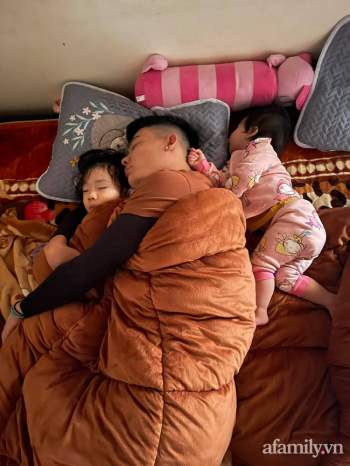 Bảo thương 2 con gái NHƯ NHAU nhưng đi ngủ bố chỉ ôm bé lớn, bé nhỏ nằm lủi thủi trông vừa thương vừa buồn cười 