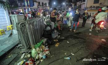 Sau đêm Giáng sinh, đường phố Hà Nội lại ngập trong 'biển rác' - 1
