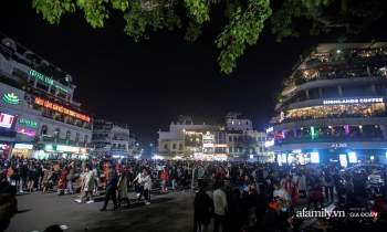 Sau đêm Giáng sinh, đường phố Hà Nội lại ngập trong 'biển rác'