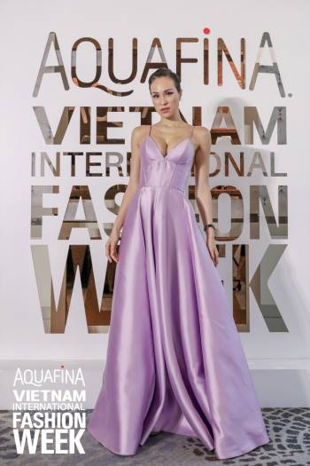 Họp báo Aquafina Tuần lễ thời trang Quốc tế Việt Nam: Phương Mai khoe vòng 1 thách thức, hé lộ mẫu thiết kế trong BST mở màn đến từ NTK Công Trí - Ảnh 4.