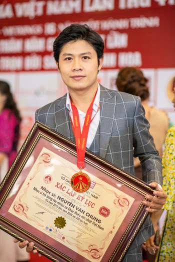 Nguyễn Văn Chung hạnh phúc khi nhận Kỷ lục Việt Nam cho sự nghiệp sáng tác - Ảnh 3.