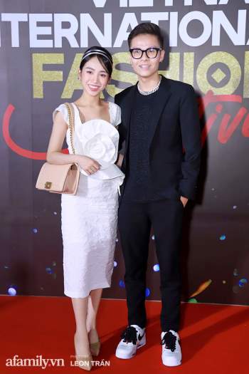 Vợ 2 Minh Nhựa diện hẳn túi Hermes bạch tạng tiền tỷ sóng đôi cùng chồng ngay trên thảm đỏ Fashion Festival ngày 3 - Ảnh 10.