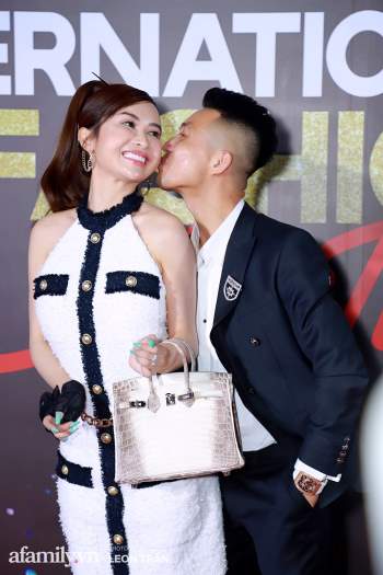 Vợ 2 Minh Nhựa diện hẳn túi Hermes bạch tạng tiền tỷ sóng đôi cùng chồng ngay trên thảm đỏ Fashion Festival ngày 3 - Ảnh 11.