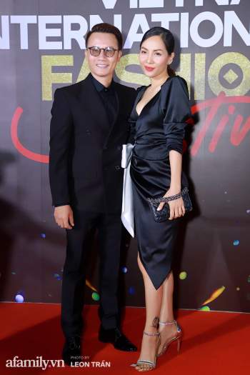 Vợ 2 Minh Nhựa diện hẳn túi Hermes bạch tạng tiền tỷ sóng đôi cùng chồng ngay trên thảm đỏ Fashion Festival ngày 3 - Ảnh 14.