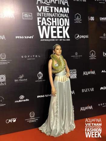 Aquafina Vietnam International Fashion Week ngày cuối: Ngọc Trinh hóa nữ thần, Cẩm Đan chơi lớn khi mang hẳn trăn thật lên thảm đỏ - Ảnh 1.