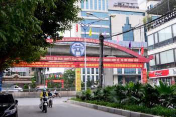 Đường phố Hà Nội rực rỡ pano, áp phích cổ động ngày bầu cử - Ảnh 10.