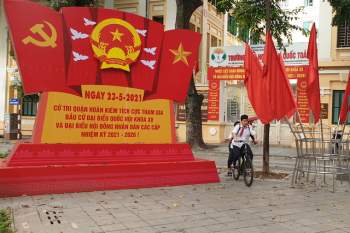 Đường phố Hà Nội rực rỡ pano, áp phích cổ động ngày bầu cử - Ảnh 9.