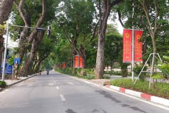 Đường phố Hà Nội rực rỡ pano, áp phích cổ động ngày bầu cử - Ảnh 3.