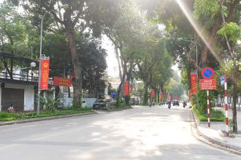 Đường phố Hà Nội rực rỡ pano, áp phích cổ động ngày bầu cử - Ảnh 4.