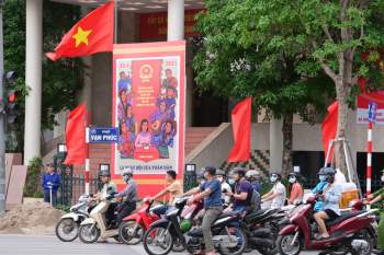 Đường phố Hà Nội rực rỡ pano, áp phích cổ động ngày bầu cử - Ảnh 1.