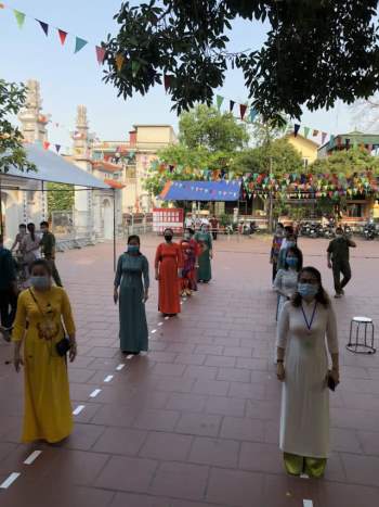 Cận cảnh việc bỏ phiếu bầu cử của người dân nơi có vùng phong tỏa thuộc địa phận Thường Tín, Hà Nội - Ảnh 8.