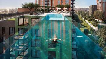 Bể bơi xuyên thấu treo giữa hai tòa nhà cao tầng ở Anh