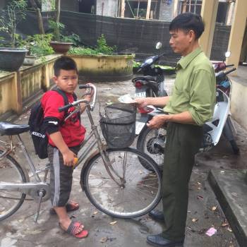 Hà Nội: Học sinh lớp 4 nhặt được khoảng 3 triệu đồng liền đạp xe đến giao cho công an rồi mới chịu tới trường - Ảnh 2.