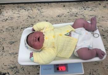 Bé trai ở Hà Nội nặng gần 6kg khi chào đời - 1