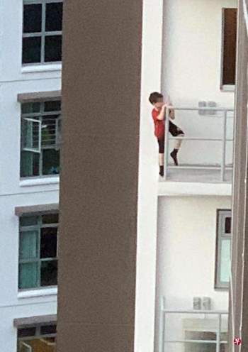 Thót tim hình ảnh bé trai 7 tuổi trèo ra ban công tầng 11 vì một thứ phổ biến, cha mẹ nào cũng cho con làm - Ảnh 1