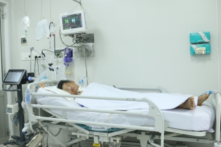 Bệnh nhân 54 tuổi ngộ độc pate Minh Chay vẫn yếu liệt tay chân