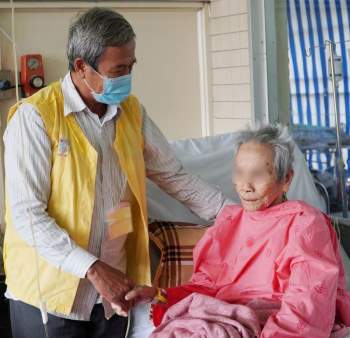 Bác sĩ mạo hiểm phẫu thuật gãy cổ xương đùi cho cụ bà 106 tuổi - ảnh 1