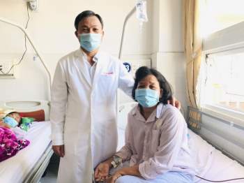 Cô C thoát khỏi những cơn co giật nhờ chẩn đoán và điều trị u tuyến tụy. Trong ảnh: BS La Văn Phú thăm hỏi bệnh nhân sau phẫu thuật. Ảnh: K.ĐIỀU