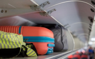 Tại sao mỗi hành khách thường chỉ được mang tối đa 7kg hành lý xách tay khi lên máy bay? - Ảnh 1.