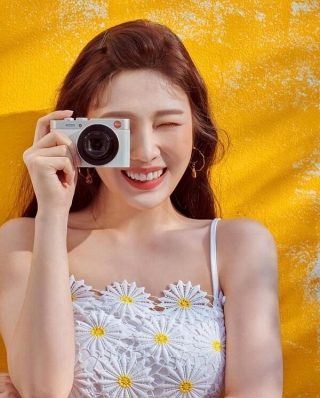 Joy Red Velvet cũng diện cái áo hoa cúc croptop rực rỡ y chang trong bộ ảnh của mình