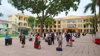 8 học sinh ở Bắc Giang mắc COVID-19, gần 800 thầy trò mang hành lý đi cách ly tập trung - Ảnh 3.