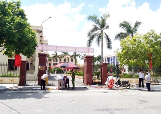 Bị điện giật trước cổng huyện ủy, 2 người Tu vong 