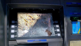 Bị nuốt thẻ rút tiền, nam thanh niên vác búa đập phá cây ATM