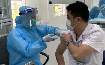 Đến sáng 5/5, Việt Nam đã có 585.539 người được tiêm vắc xin phòng COVID-19 - Ảnh 1.